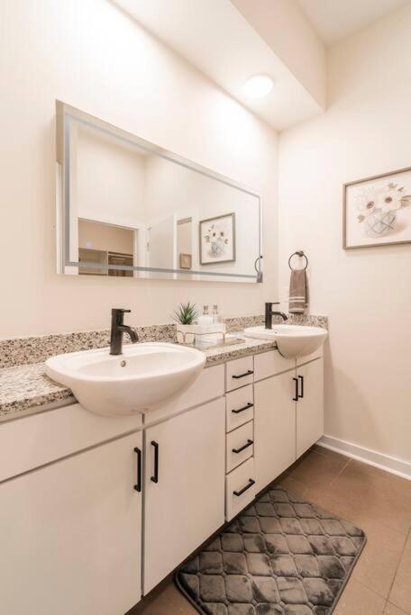 Charming Cozy Apartment With Wi-Fi & Free Parking Charlotte Ngoại thất bức ảnh